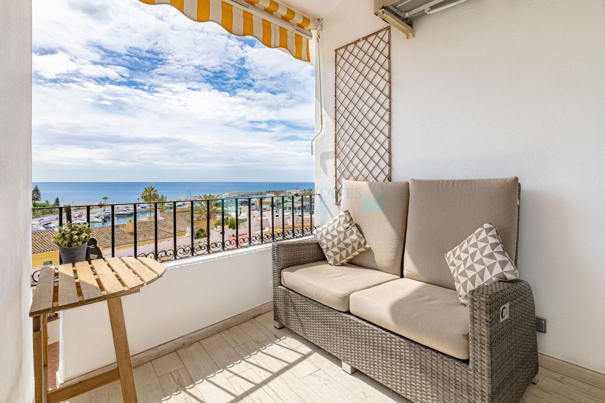 Penthouse for sale in Cabopino, Marbella East
