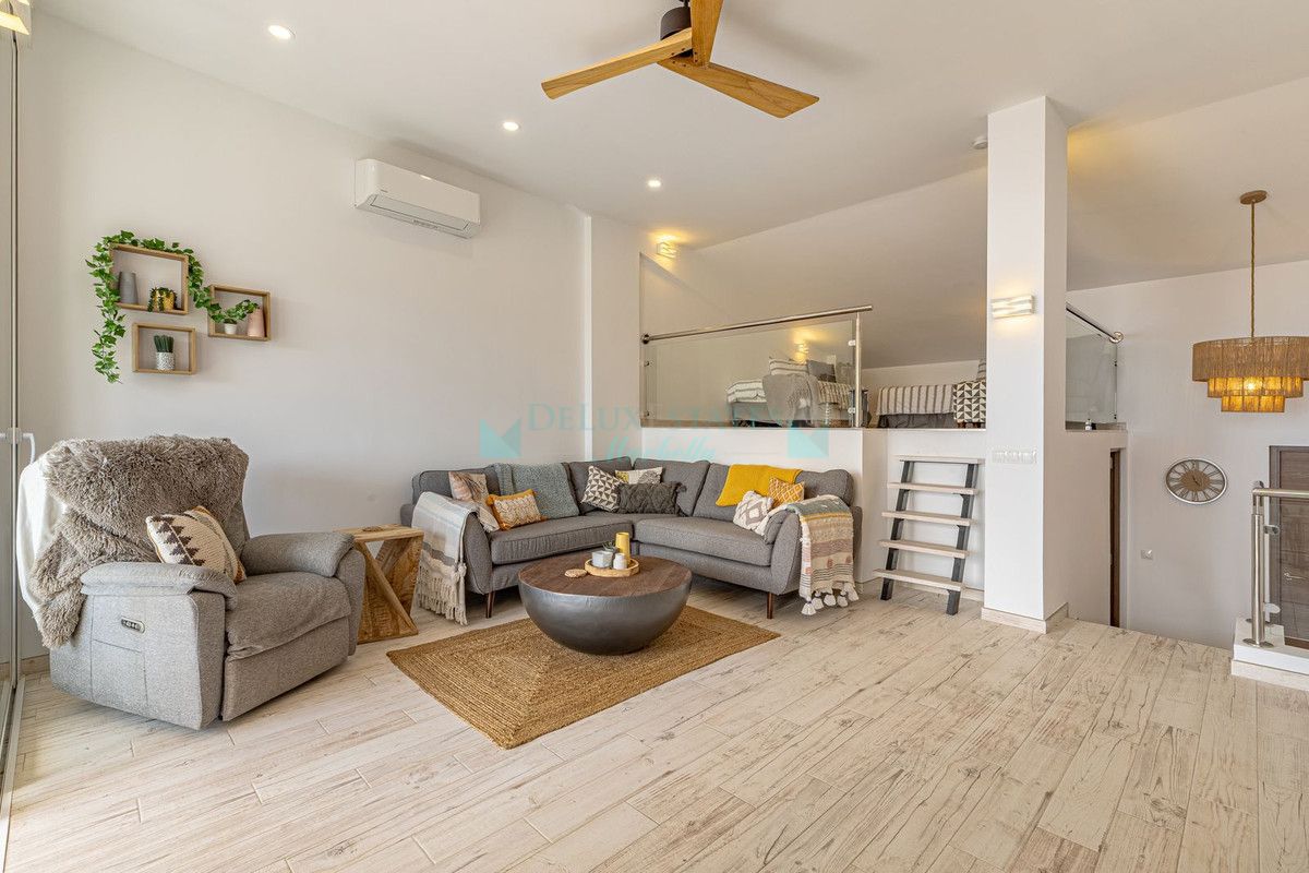 Penthouse for sale in Cabopino, Marbella East