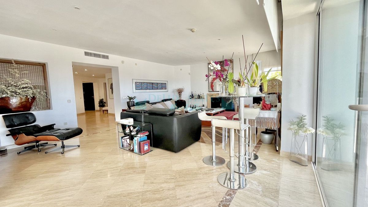 Penthouse for sale in Rio Real, Marbella East