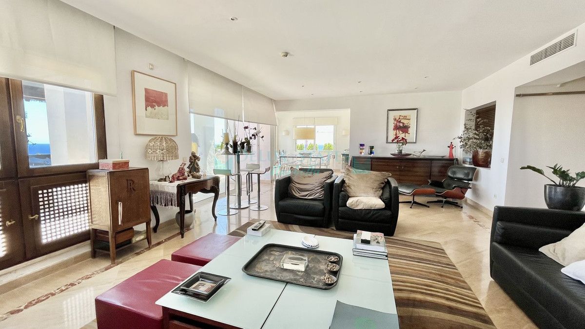 Penthouse for sale in Rio Real, Marbella East