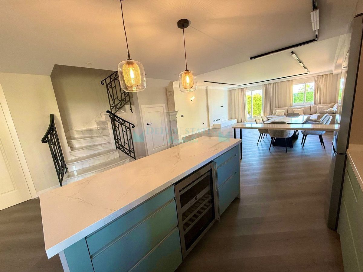 Town House for sale in El Paraiso, Estepona