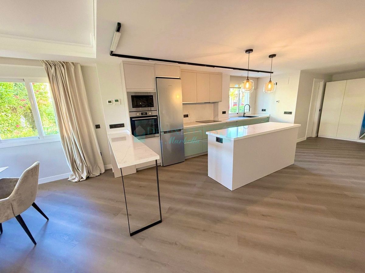 Town House for sale in El Paraiso, Estepona