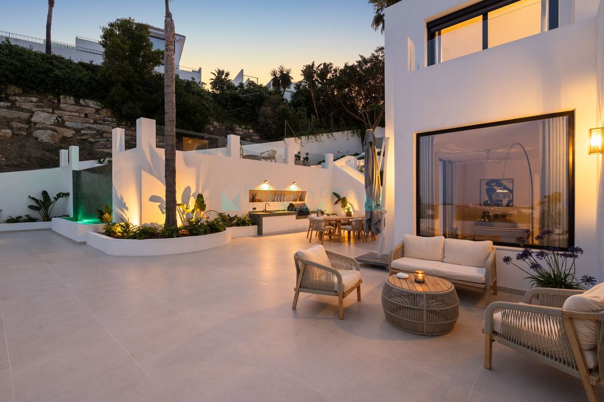 Villa for sale in Nueva Andalucia