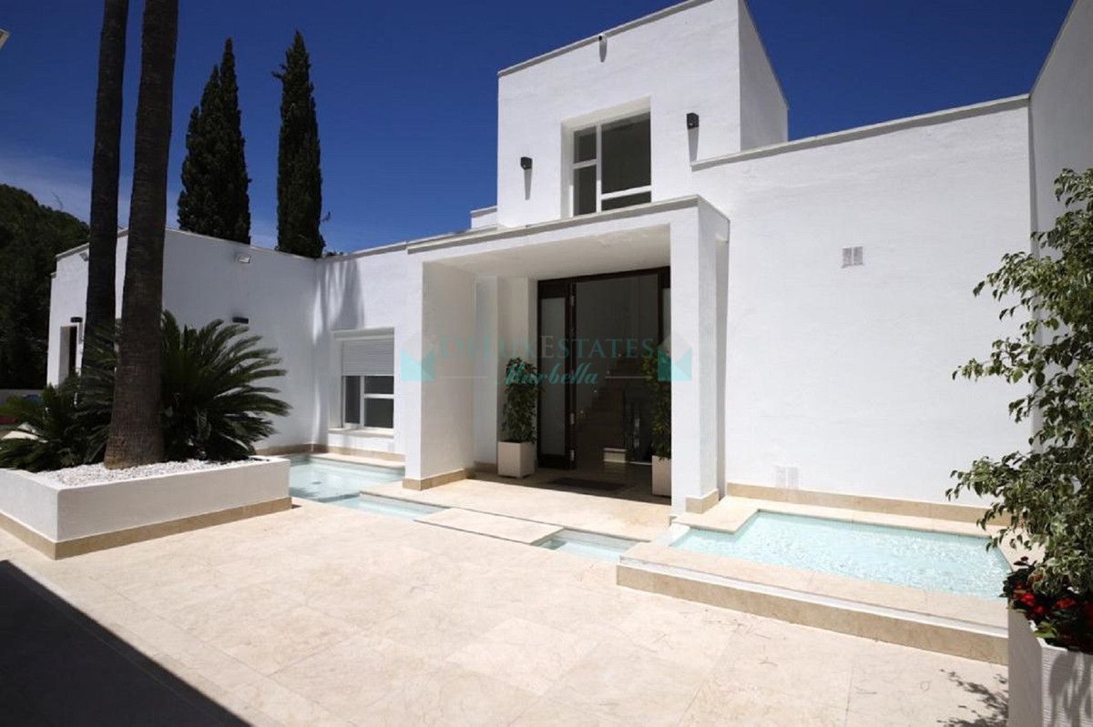 Villa for sale in Las Brisas, Nueva Andalucia