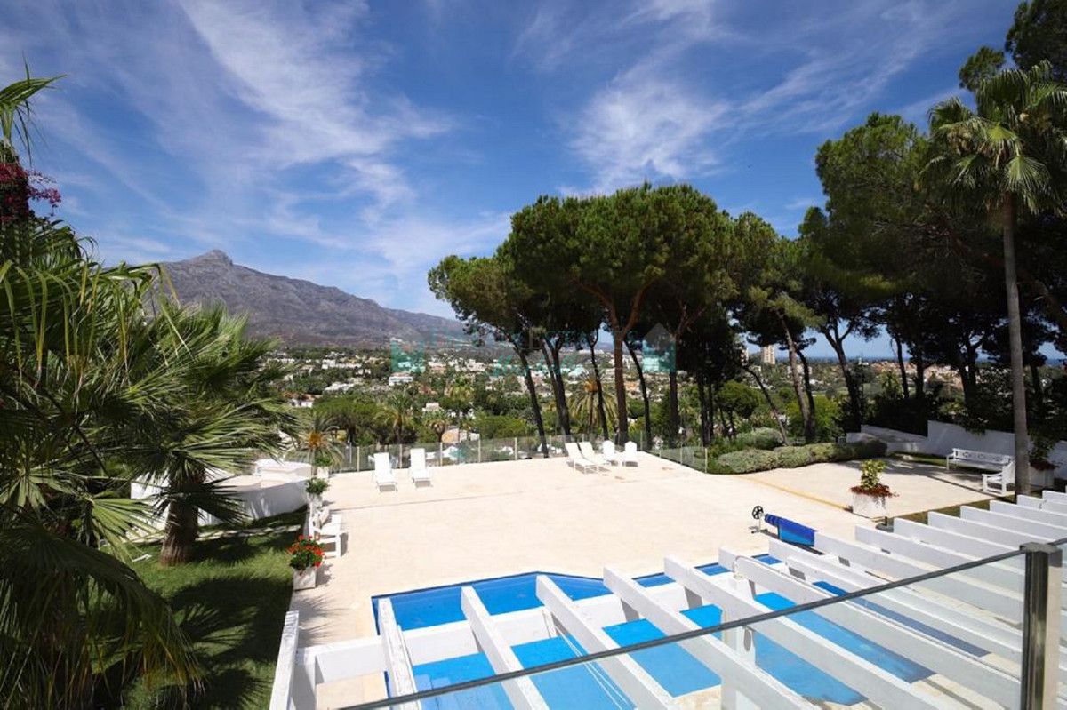 Villa for sale in Las Brisas, Nueva Andalucia