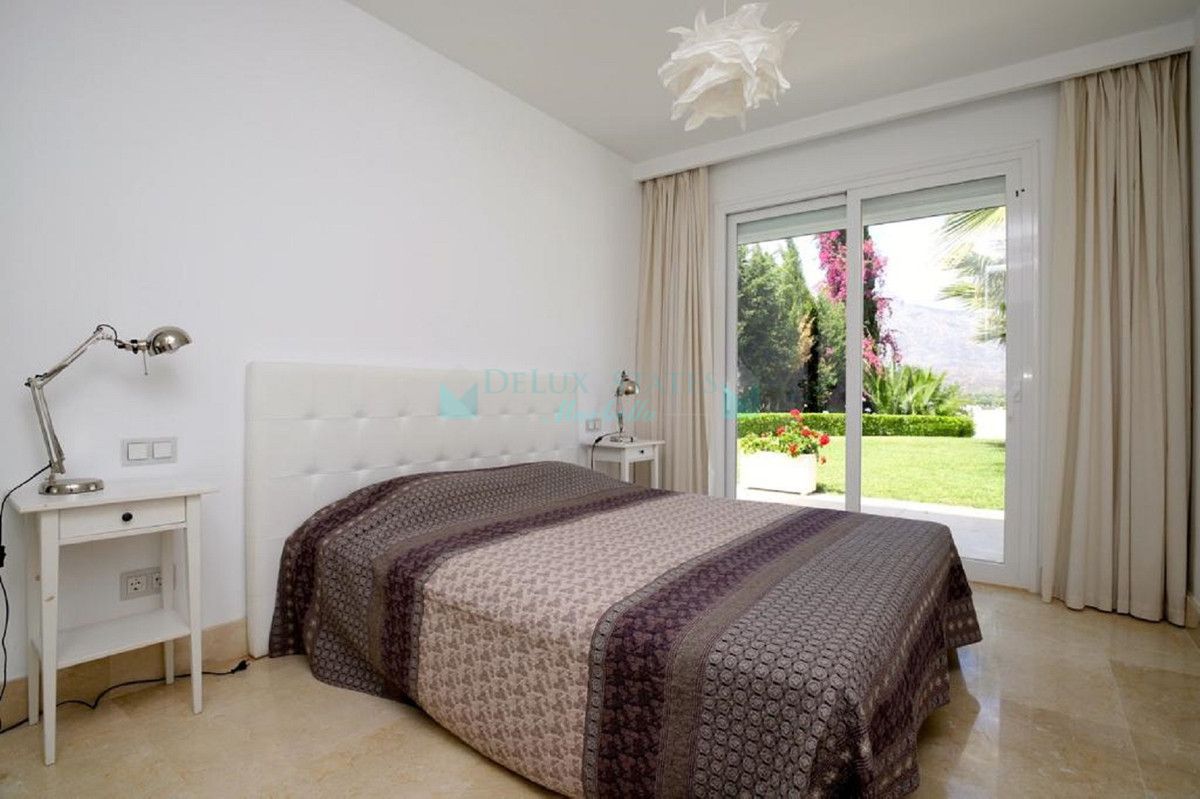 Villa for sale in Las Brisas, Nueva Andalucia