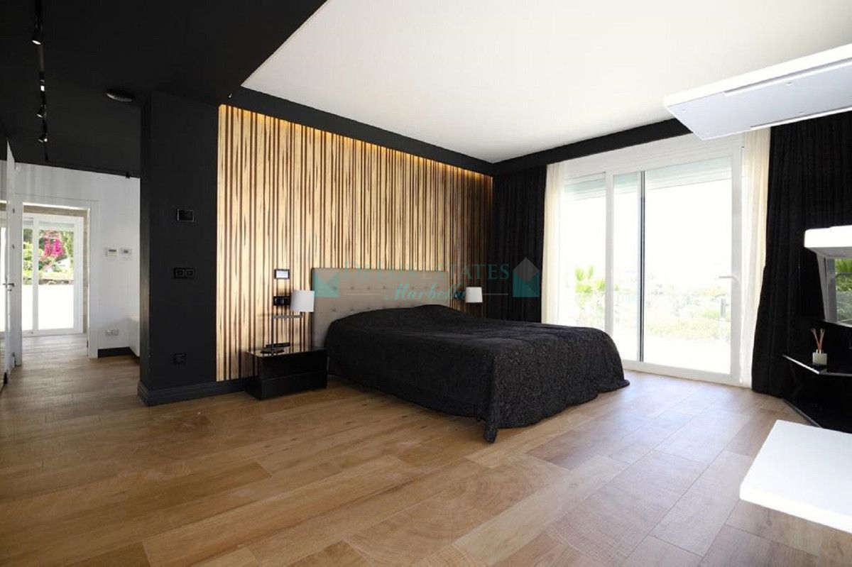 Villa for sale in Las Brisas, Nueva Andalucia