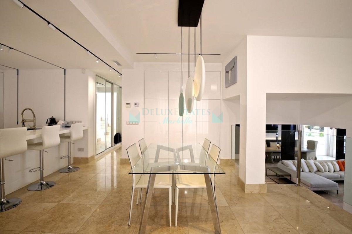 Villa for sale in Las Brisas, Nueva Andalucia