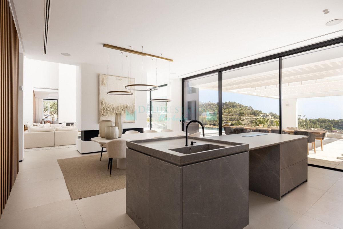 Villa for sale in El Madroñal, Benahavis