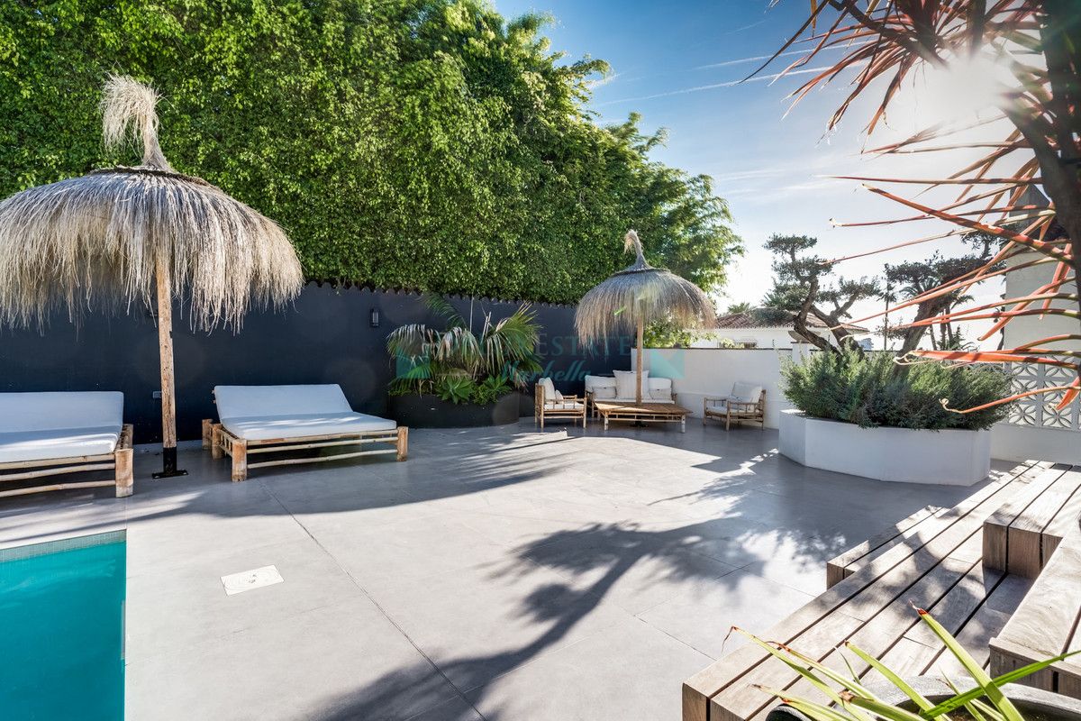 Villa for sale in Nueva Andalucia