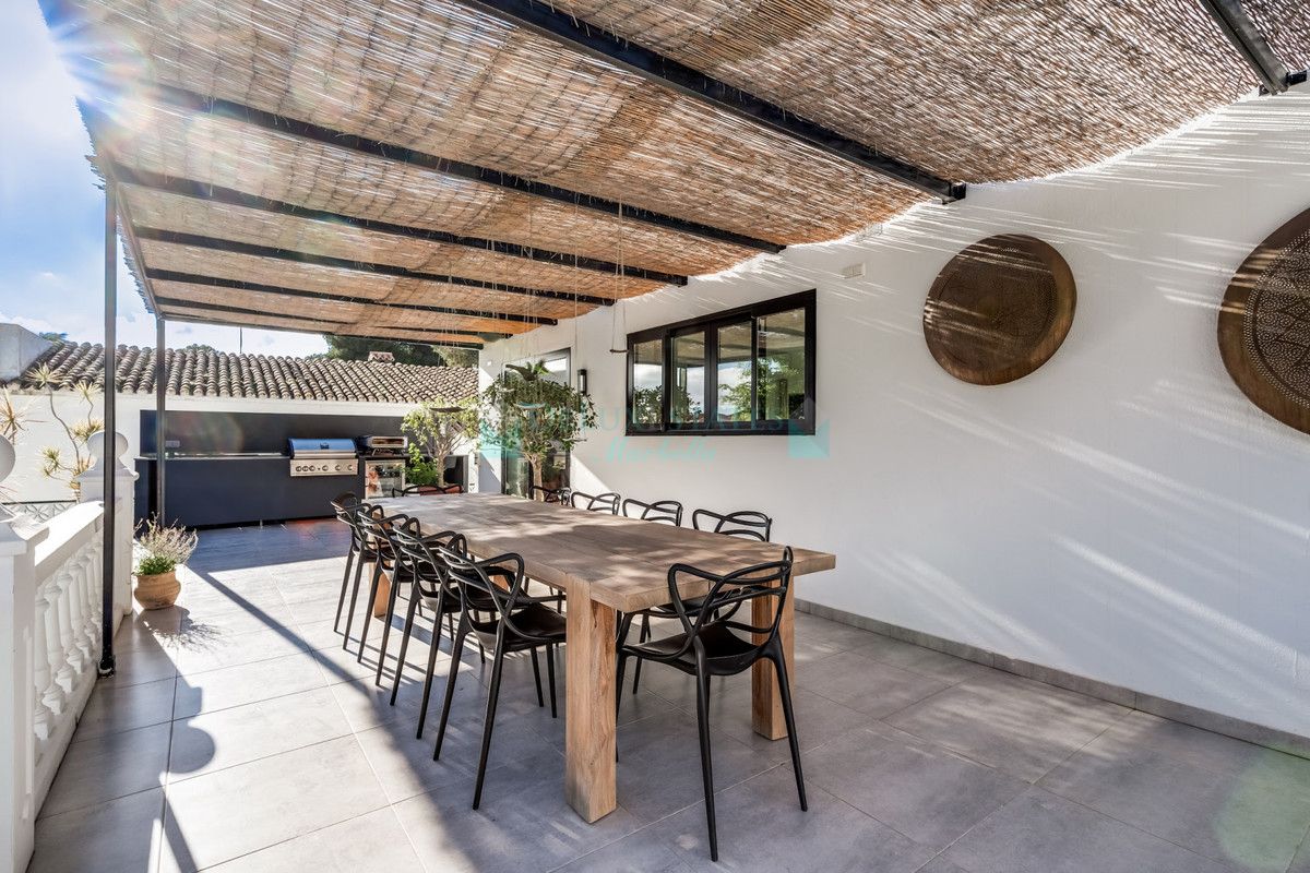 Villa for sale in Nueva Andalucia