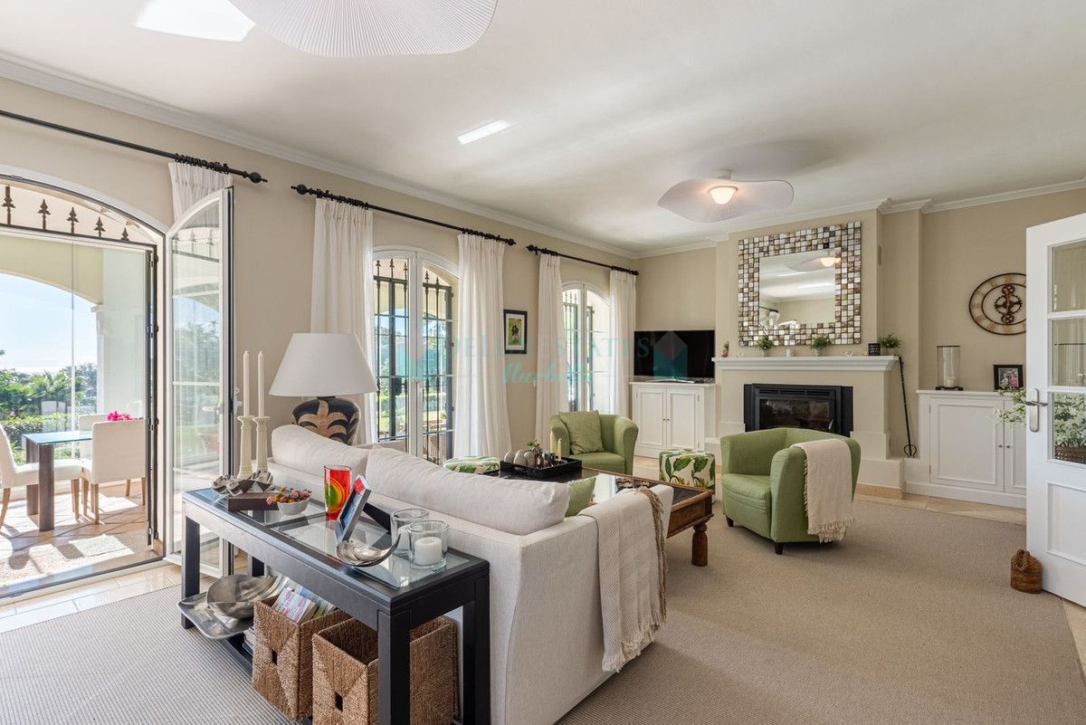 Villa for sale in Nueva Andalucia