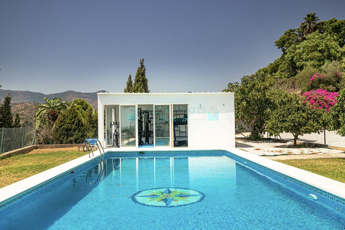 Finca for sale in Estepona