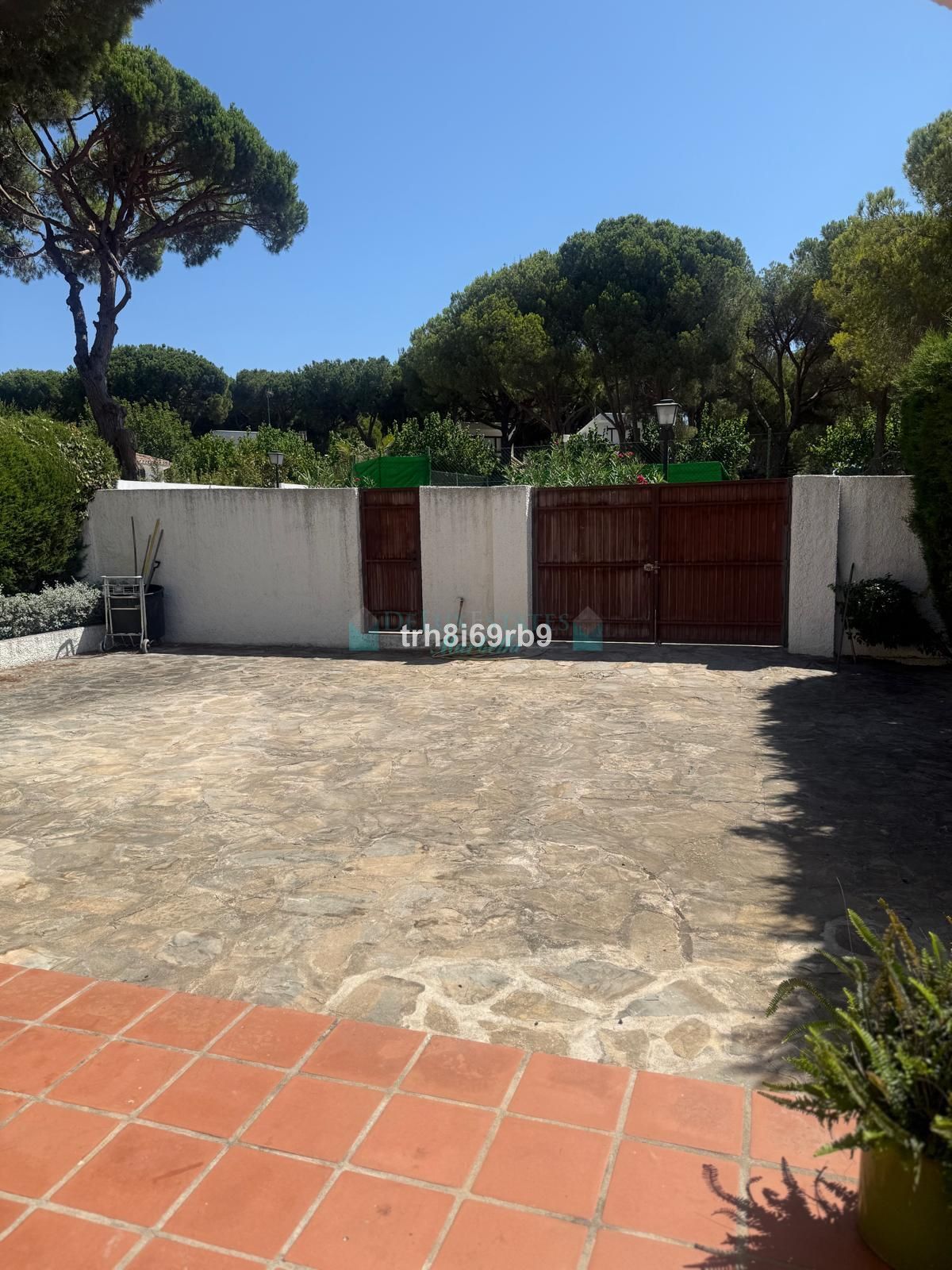 Villa for sale in Benamara, Estepona