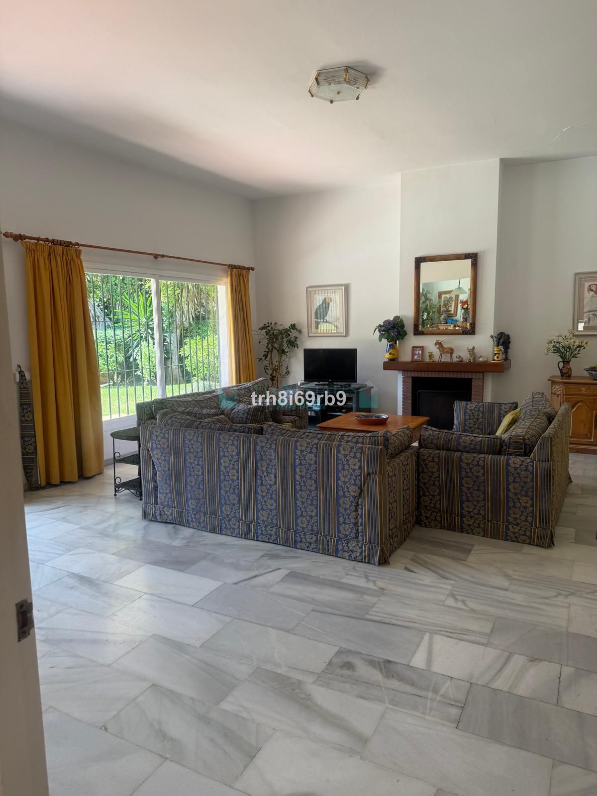 Villa for sale in Benamara, Estepona