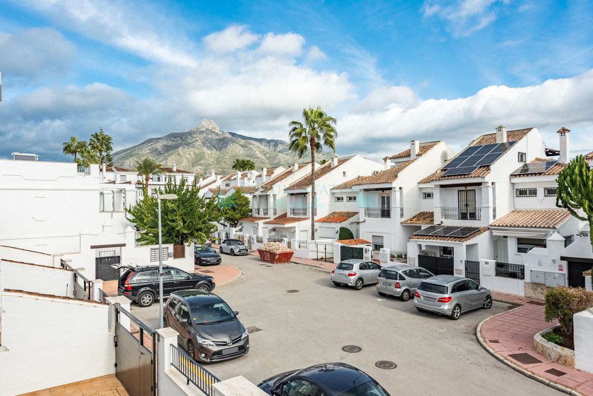 Town House for sale in Nueva Andalucia