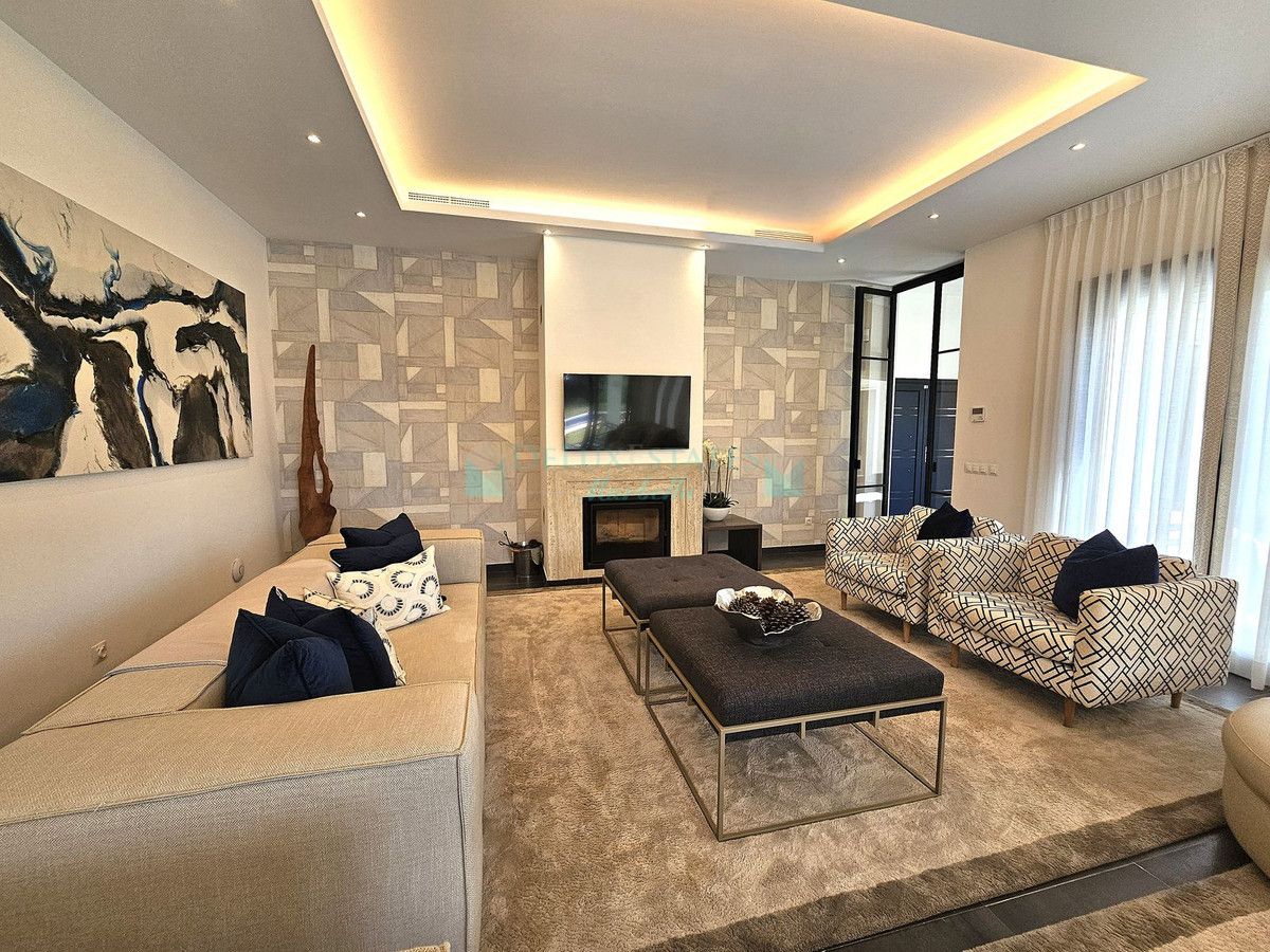 Villa for sale in Benahavis