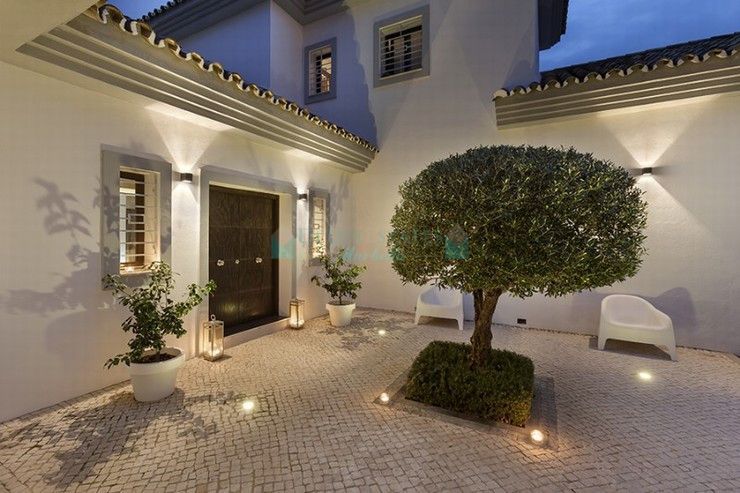 Villa for sale in Benahavis