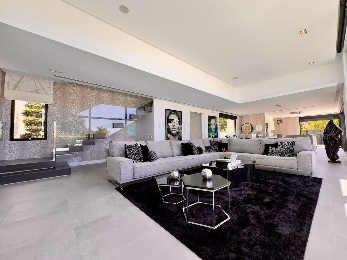 Villa for sale in Los Monteros, Marbella East