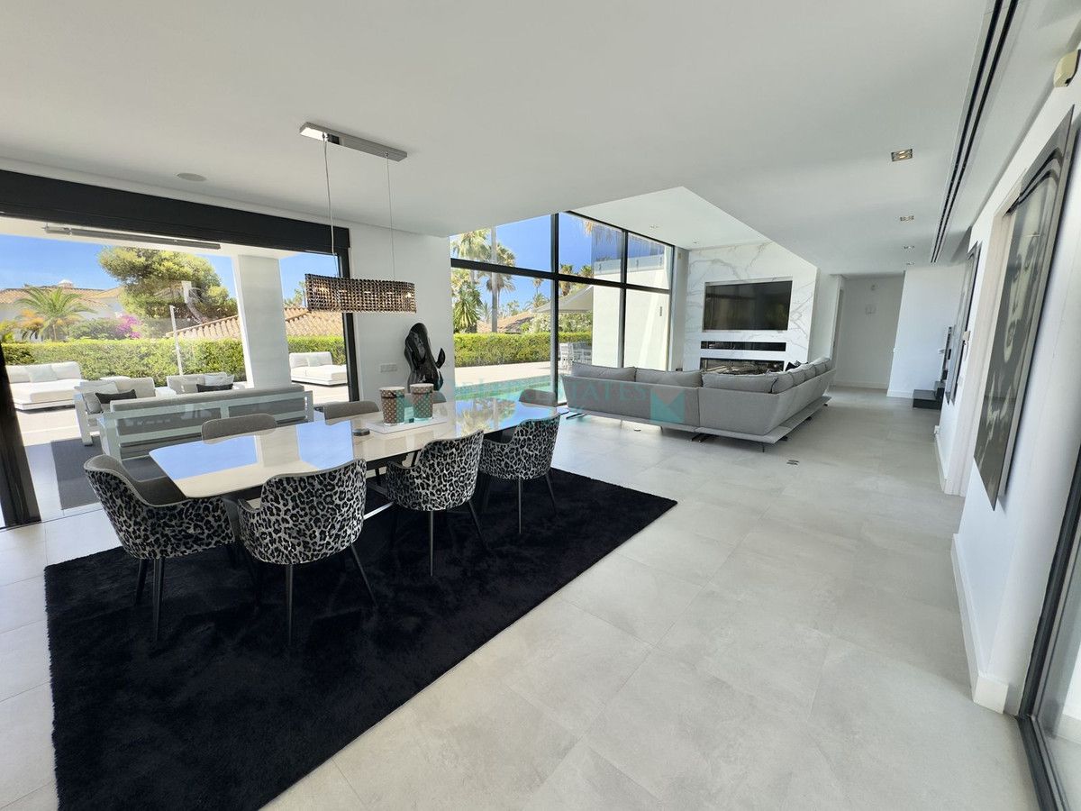 Villa for sale in Los Monteros, Marbella East