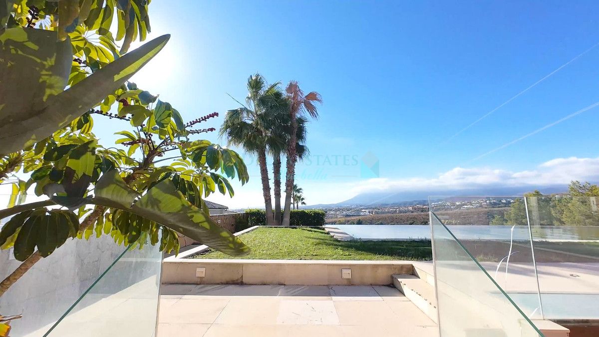 Villa for sale in El Paraiso, Estepona
