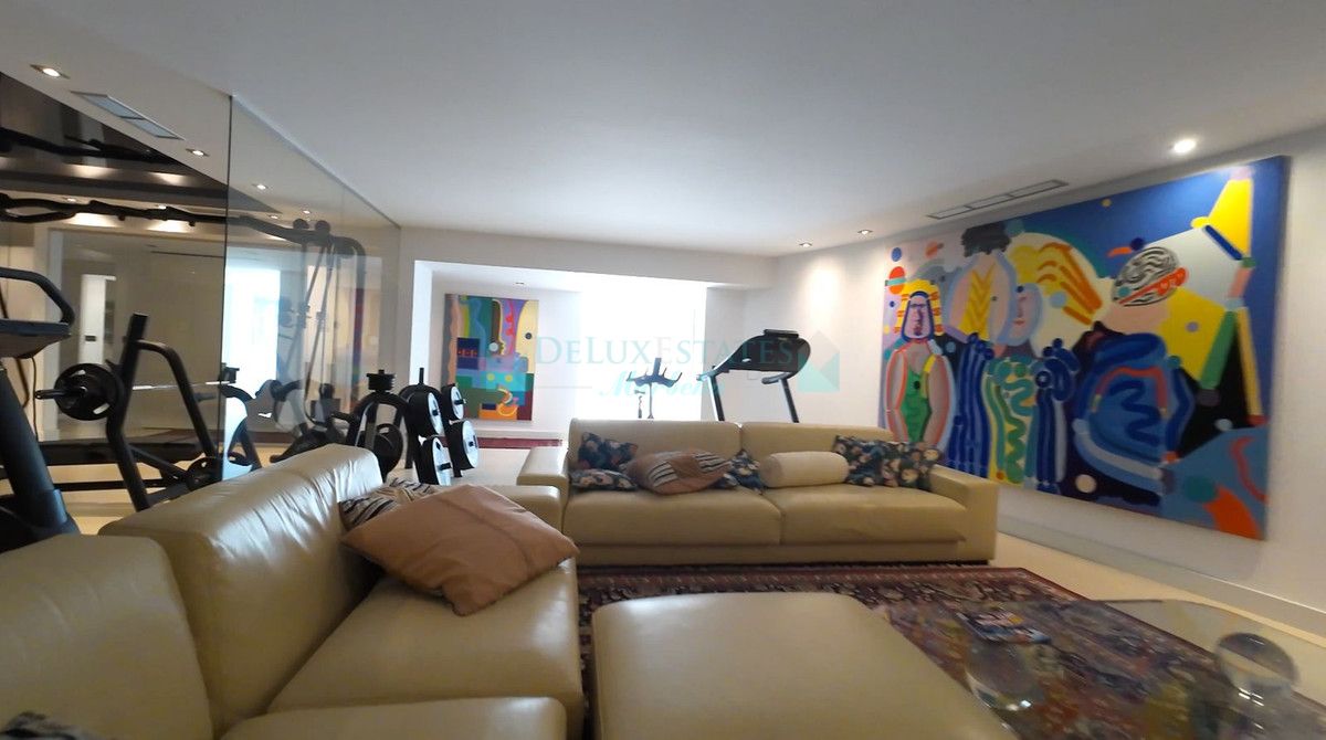 Villa for sale in El Paraiso, Estepona