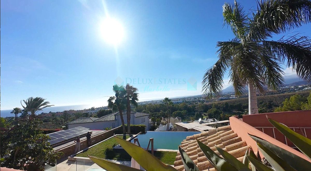Villa for sale in El Paraiso, Estepona
