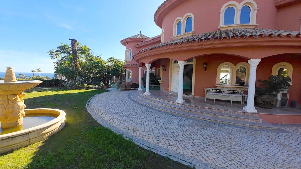 Villa for sale in El Paraiso, Estepona