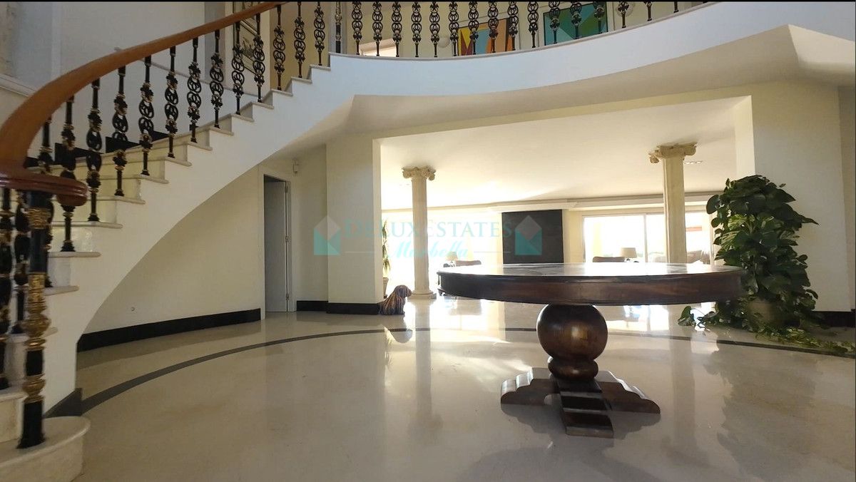 Villa for sale in El Paraiso, Estepona