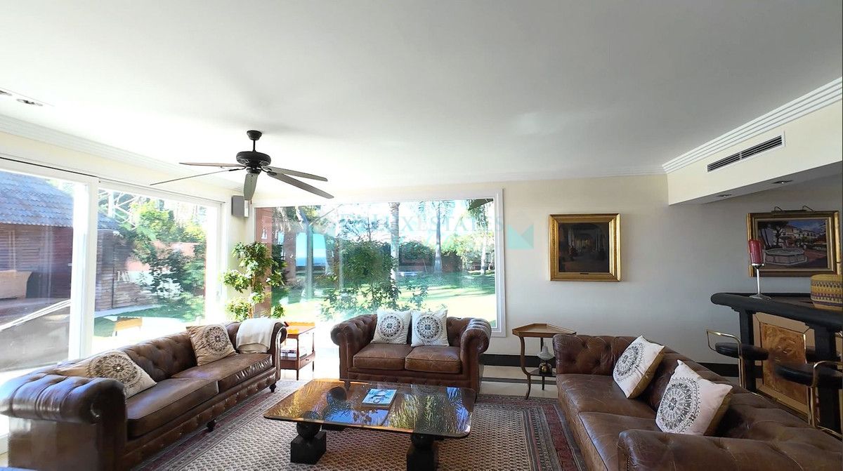 Villa for sale in El Paraiso, Estepona