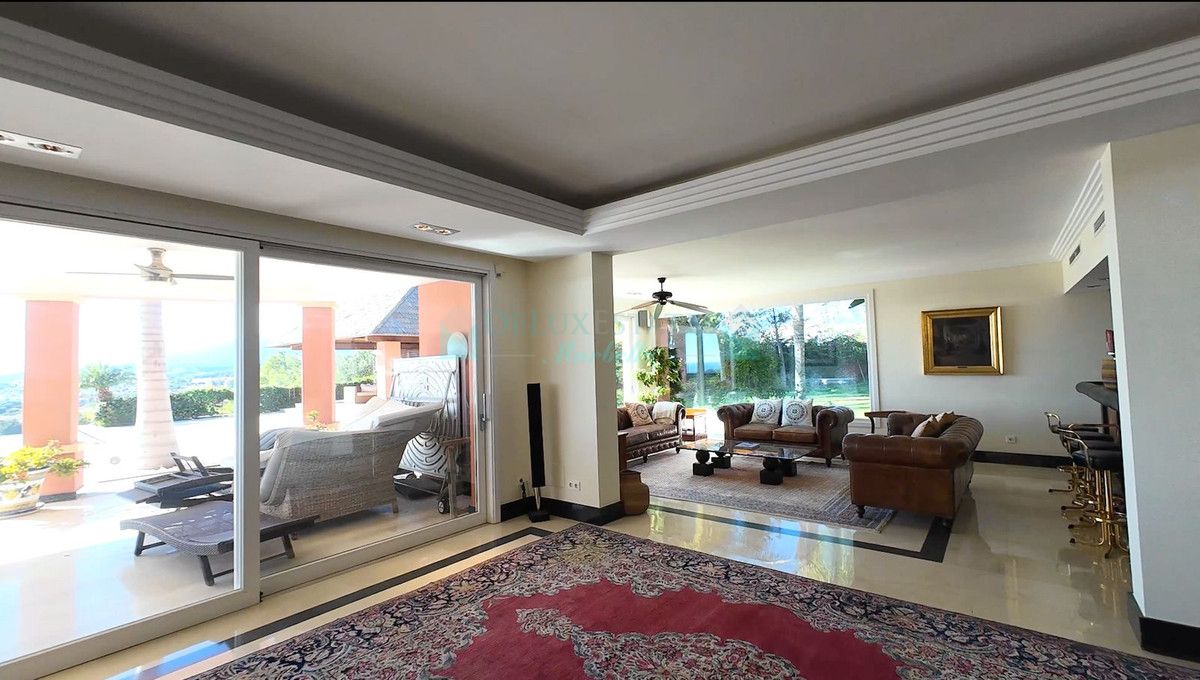 Villa for sale in El Paraiso, Estepona