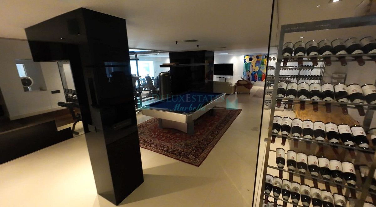 Villa for sale in El Paraiso, Estepona