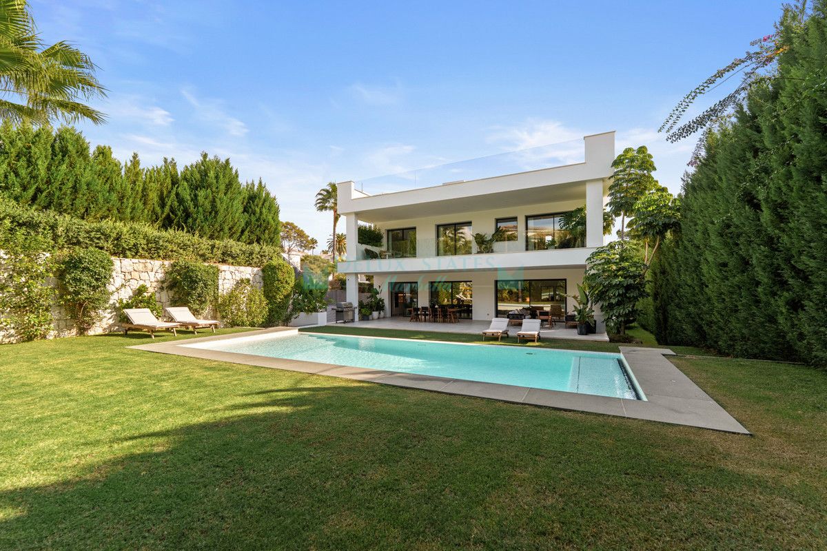 Villa for sale in Nueva Andalucia