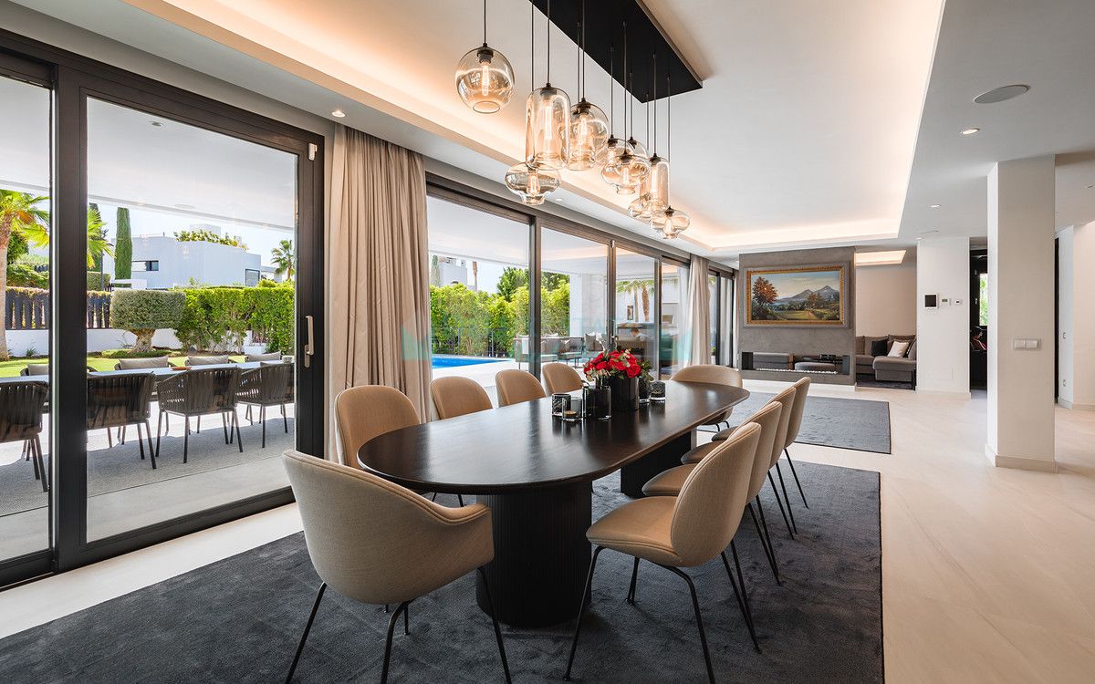 Villa for sale in Nueva Andalucia