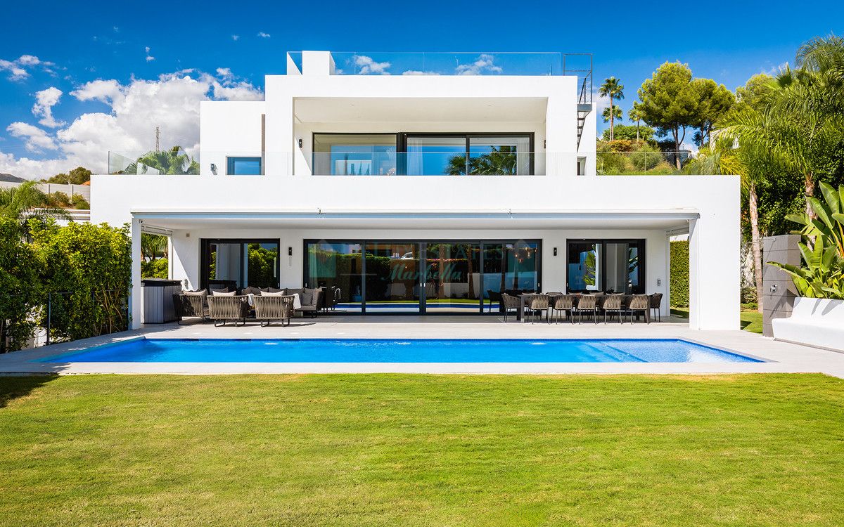 Villa for sale in Nueva Andalucia