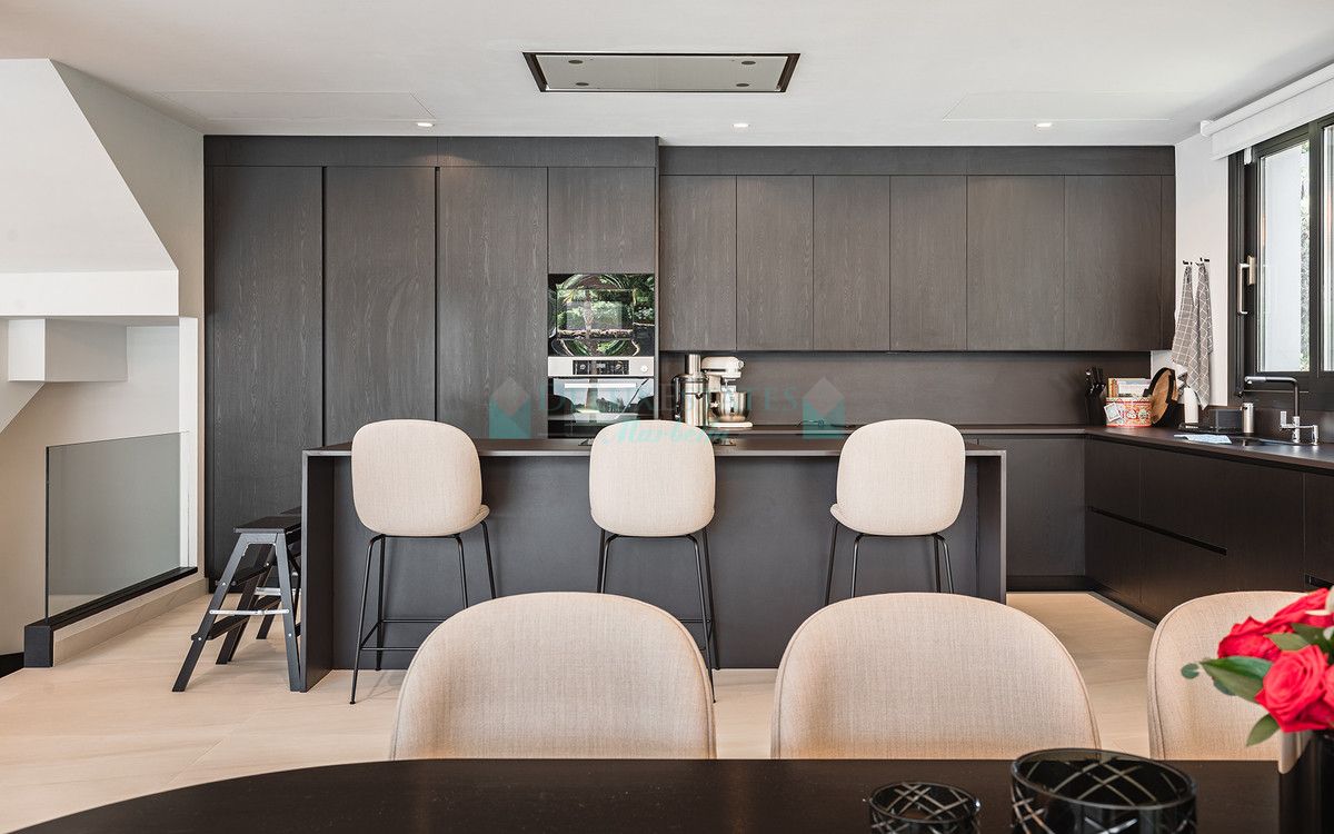 Villa for sale in Nueva Andalucia