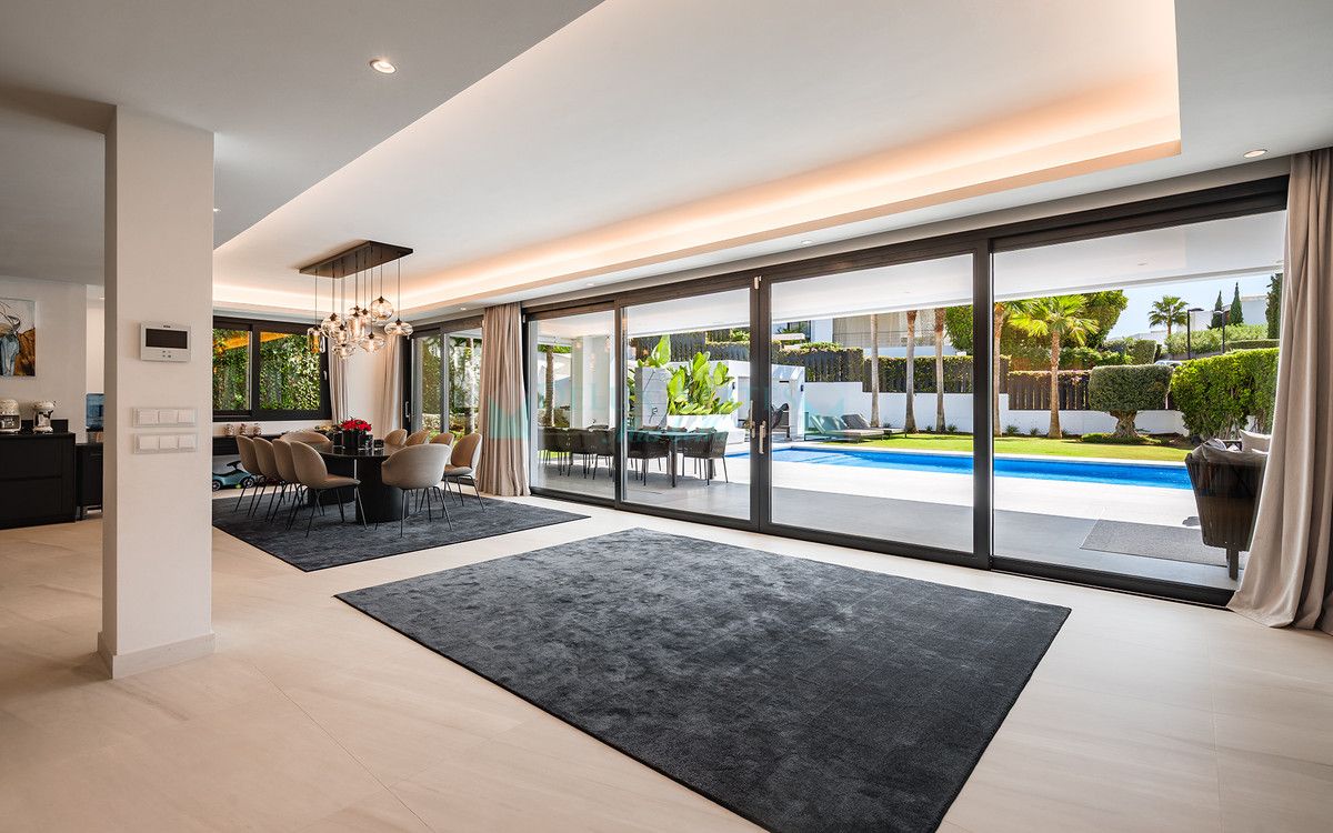 Villa for sale in Nueva Andalucia