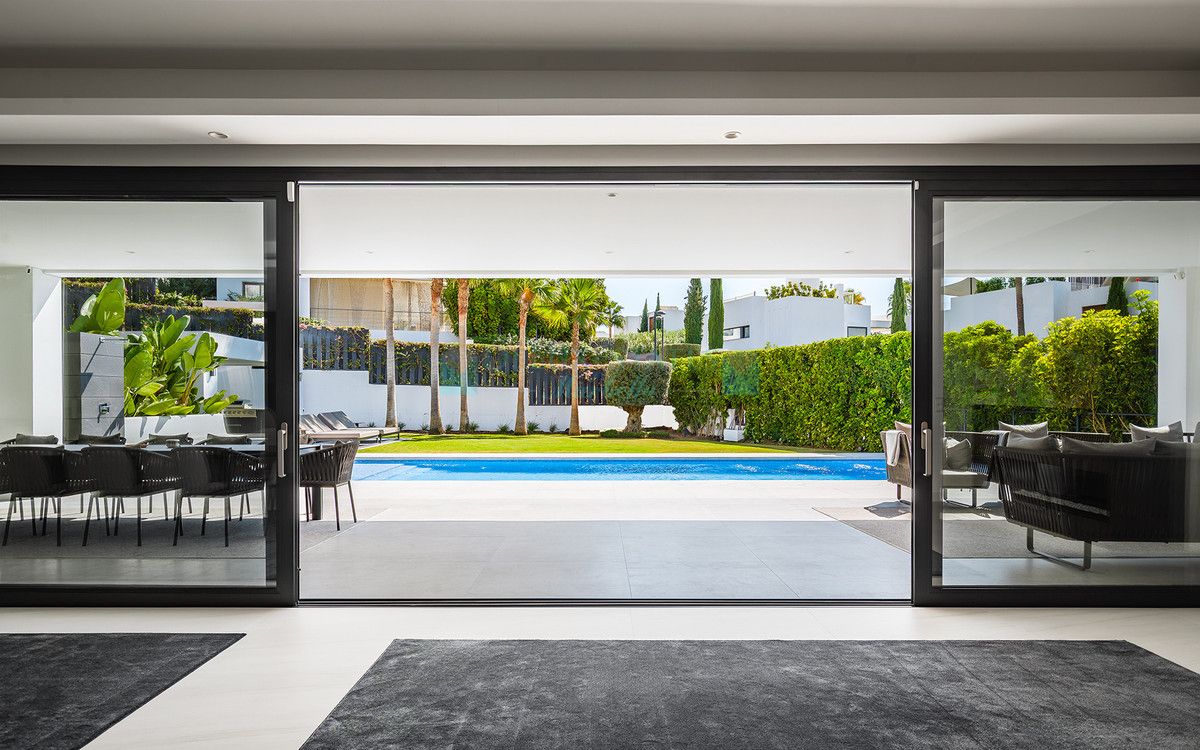 Villa for sale in Nueva Andalucia