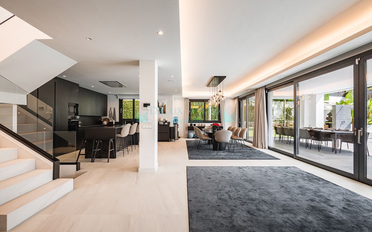 Villa for sale in Nueva Andalucia