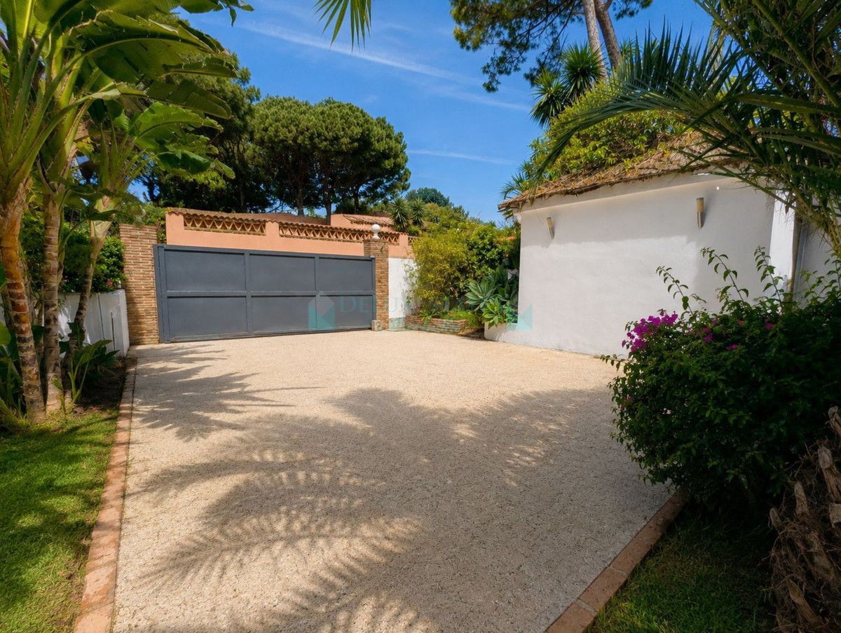 Villa for sale in El Rosario, Marbella East