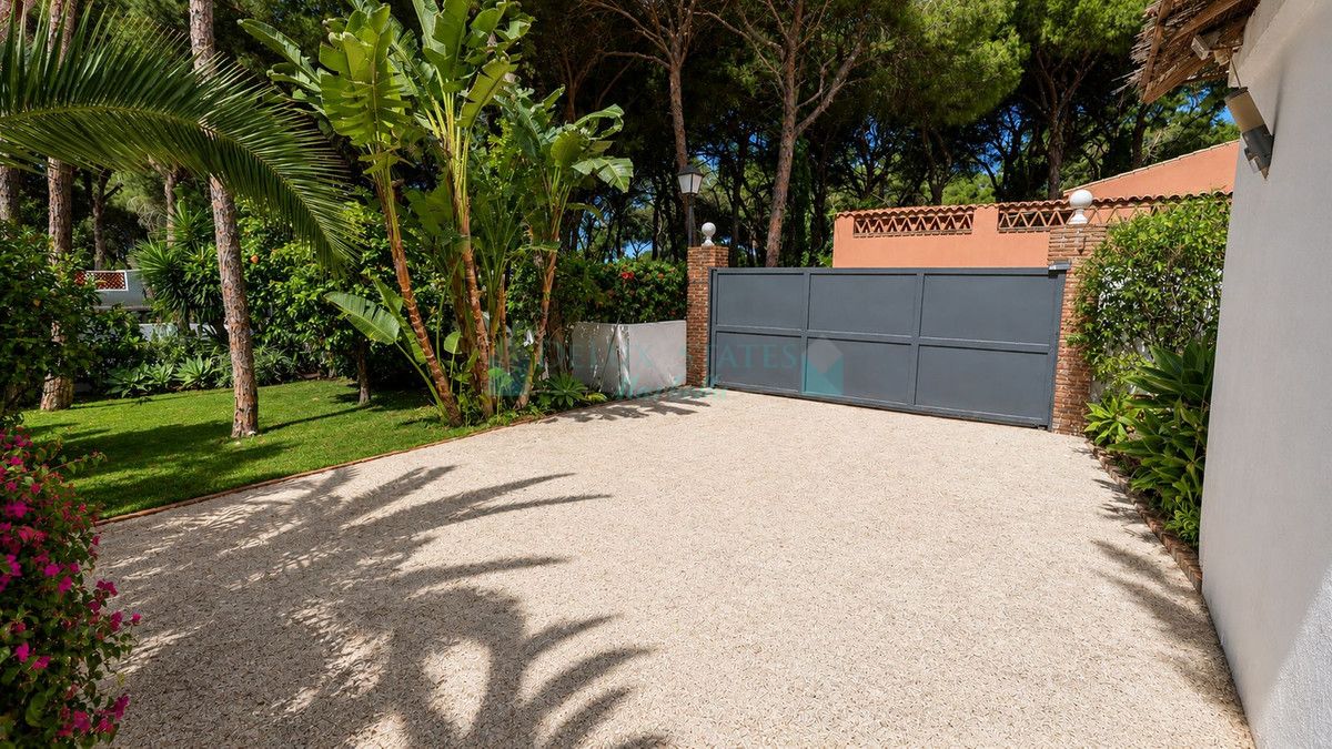 Villa for sale in El Rosario, Marbella East