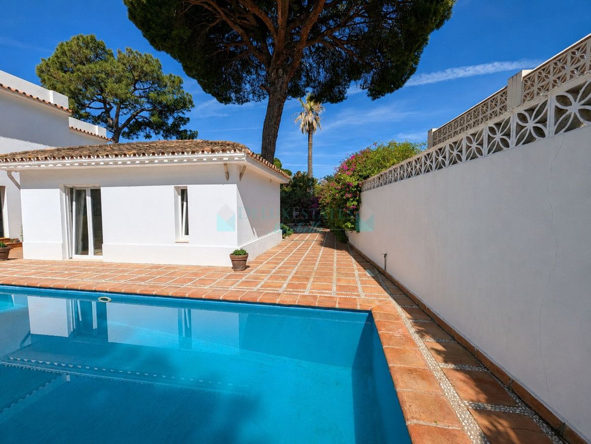 Villa for sale in El Rosario, Marbella East