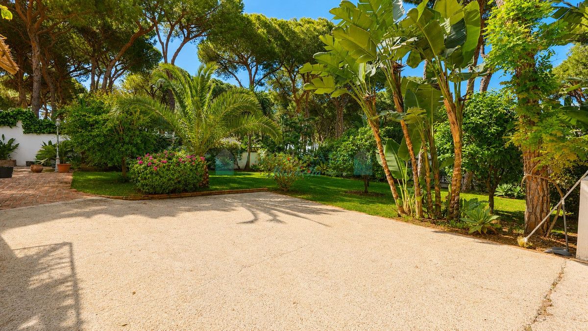 Villa for sale in El Rosario, Marbella East