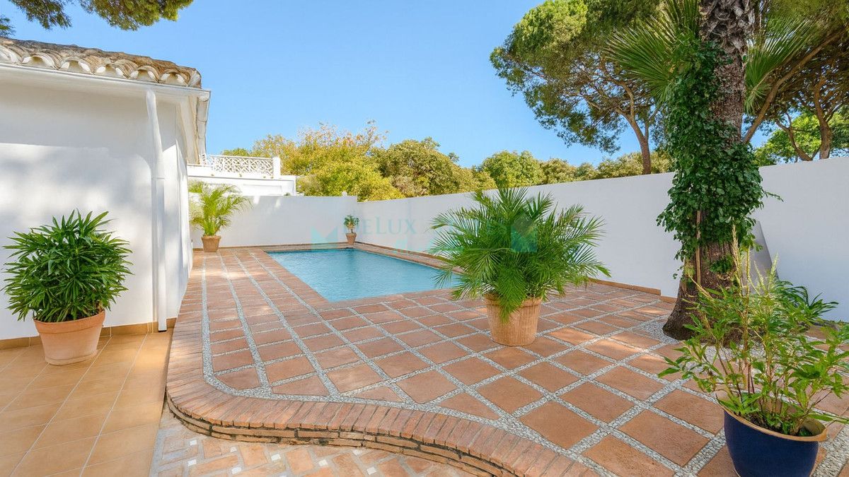 Villa for sale in El Rosario, Marbella East
