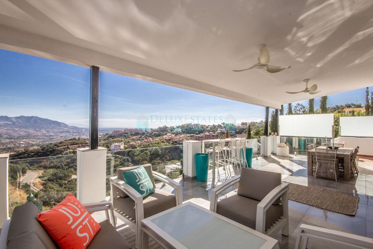 Villa for sale in La Mairena, Marbella East