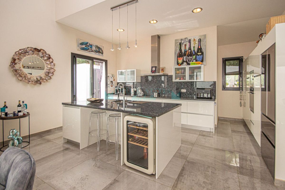 Villa for sale in La Mairena, Marbella East