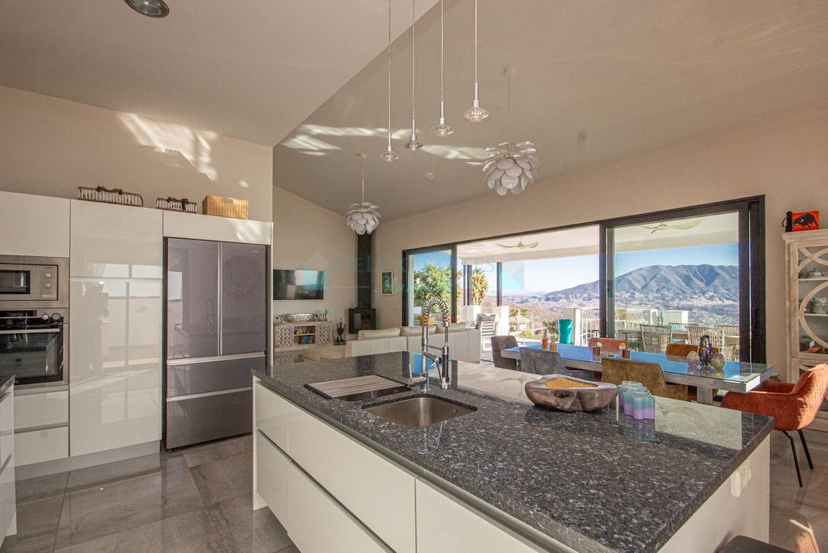 Villa for sale in La Mairena, Marbella East