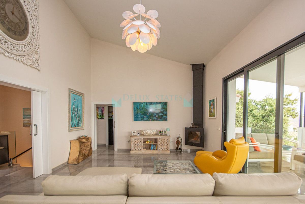 Villa for sale in La Mairena, Marbella East