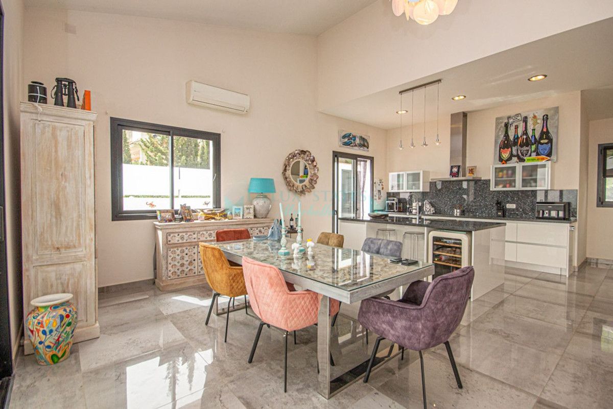 Villa for sale in La Mairena, Marbella East