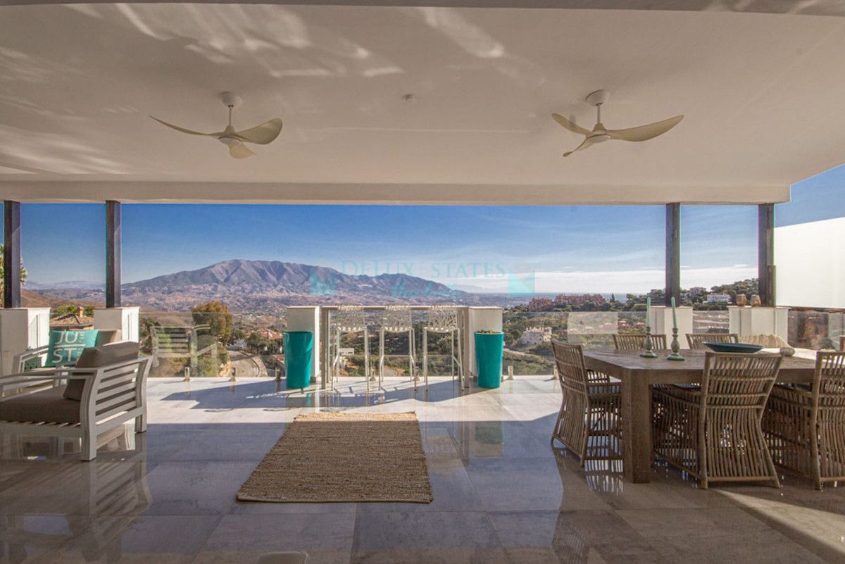 Villa for sale in La Mairena, Marbella East